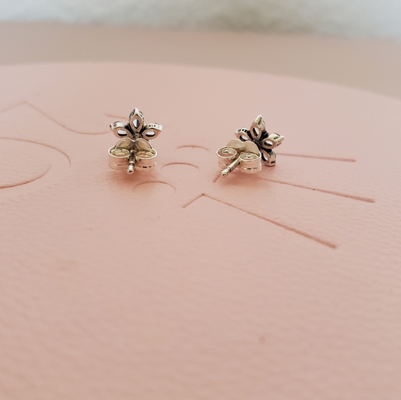 Pandora Snowflake Flower Earrings - Picture 2 of 4